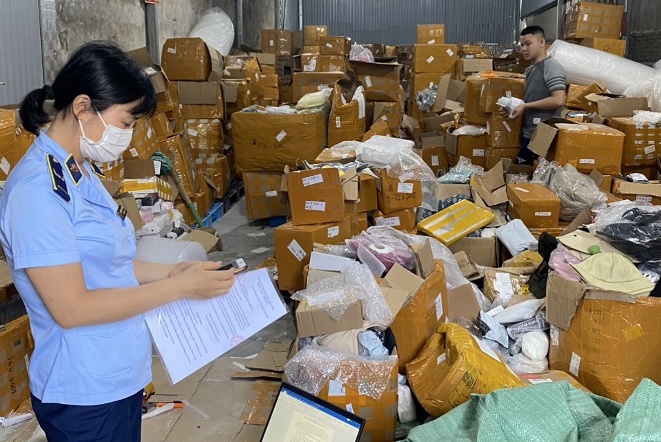 Hà Nội: Phát hiện kho chứa hàng chục ngàn sản phẩm mỹ phẩm, đồ gia dụng vi phạm 